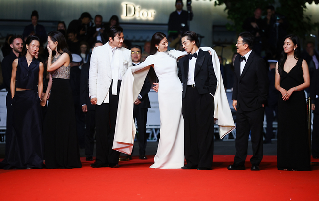 16일(현지시간) 칸영화제 레드카펫에 오른 ‘군체’ 출연진들과 연상호 감독(오른쪽 두 번째). [로이터·연합뉴스]