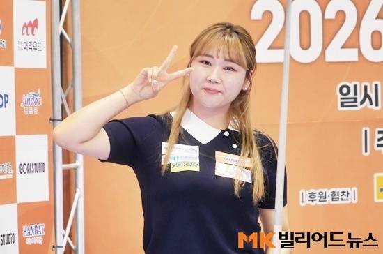 박세정이 16일 ‘2026 진도아리랑배 전국3쿠션대회’ 여자3쿠션 결승전에서 전정빈을 25:9로 꺾고 우승, 지난해 말부터 전국당구대회 6개연속 우승 대 기록을 세웠다. 우승을 확정한 박세정이 승리의 브이(V)자를 펴보이고 있다.