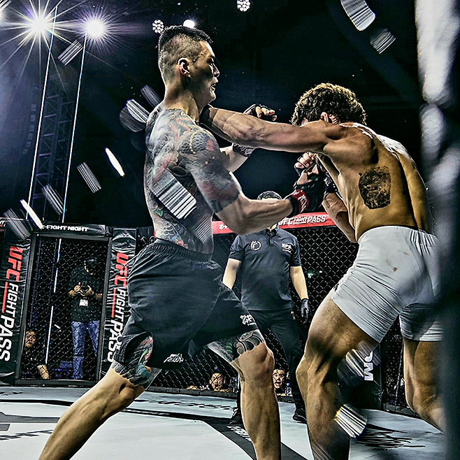 Contender Series 황인수가 2026년 5월 서울올림픽핸드볼경기장 Z-Fight Night 04 메인이벤트에서 빅리그 10경기 앨릭스 에런 펄리지를 몰아붙이고 있다. ‘코리안 좀비’ 정찬성 대표의 ZFN은 UFC Fight Pass를 통해 중남미 제외 글로벌 생중계된다. 사진=MCP ECC