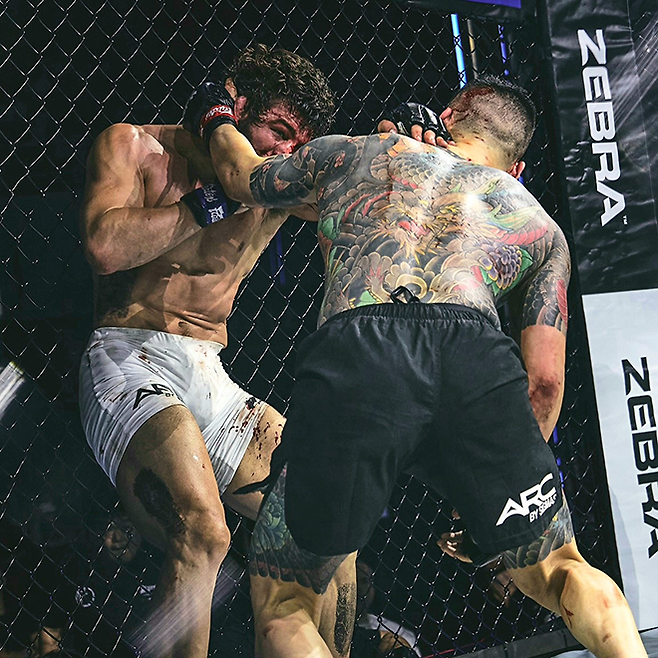 빅리그 10경기 앨릭스 에런 펄리지가 2026년 5월 서울올림픽핸드볼경기장 Z-Fight Night 04 메인이벤트에서 Contender Series 황인수한테 맞고 있다. ‘코리안 좀비’ 정찬성 대표의 ZFN은 UFC Fight Pass를 통해 중남미 제외 글로벌 생중계된다. 사진=MCP ECC