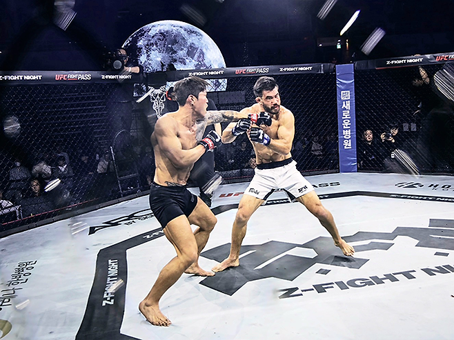 초대 블랙컴뱃 웰터급 챔피언 최준서가 2026년 5월 서울올림픽핸드볼경기장 Z-Fight Night 04 메인카드 제5경기에서 UFC 4경기 조시 마이클 퀸란을 공격하고 있다. ‘코리안 좀비’ 정찬성 대표의 ZFN은 UFC Fight Pass를 통해 중남미 제외 글로벌 생중계된다. 사진=MCP ECC