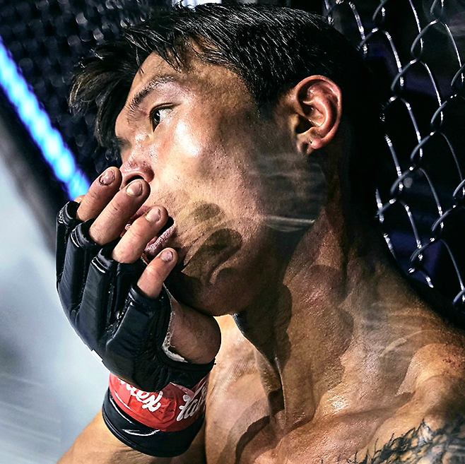 블랙컴뱃 웰터급 챔피언 최준서가 2026년 5월 서울올림픽핸드볼경기장 Z-Fight Night 04 메인카드 제5경기 그라운드 니킥 반칙으로 맞은 턱 상태를 확인하고 있다. ‘코리안 좀비’ 정찬성 대표의 ZFN은 UFC Fight Pass를 통해 중남미 제외 글로벌 생중계된다. 사진=MCP ECC
