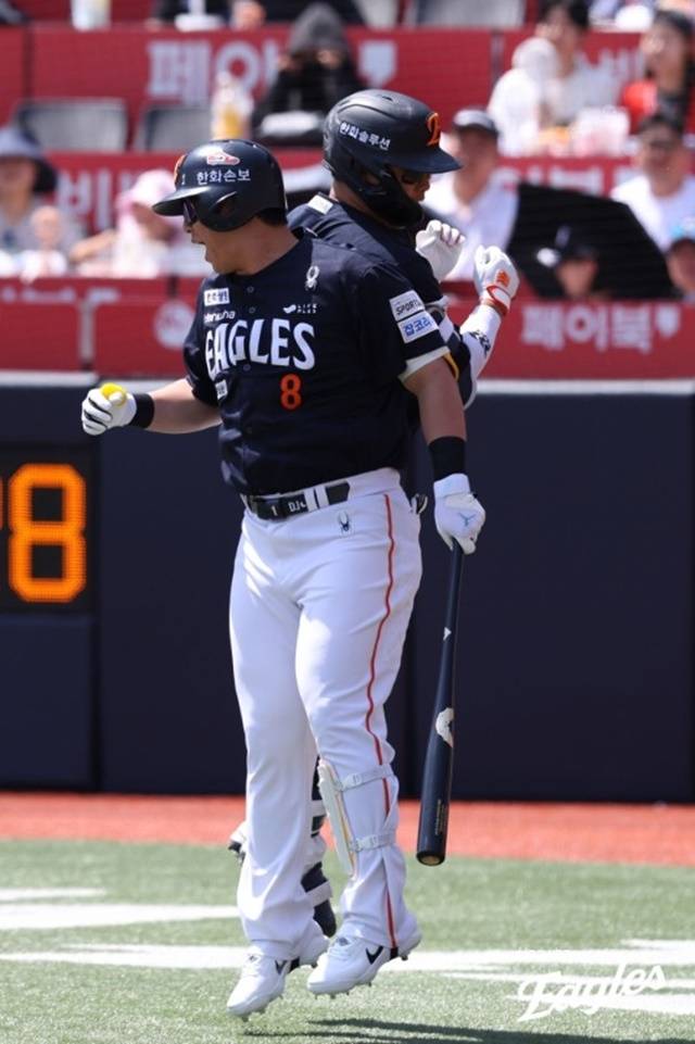 강백호가 16일 KT전에서 홈런을 친 뒤 노시환과 기쁨을 나누고 있다. 사진=한화 제공