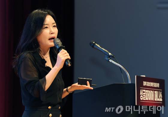 유튜버 쁘띠리치가 15일 서울 강남구 코엑스에서 열린 머니투데이 '싱글파이어 머니쇼'에서 '미국 성장주 투자로 온 가족 1억 만들기'에 대한 강연을 하고 있다. /사진=이기범 기자 leekb@