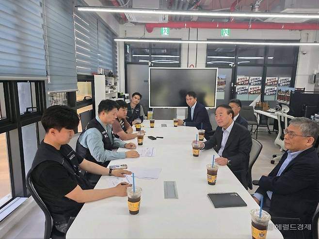 전영현(오른쪽 두 번째) 삼성전자 대표이사 부회장을 비롯한 디바이스솔루션(DS) 경영진이 15일 경기도 평택사업장에 위치한 초기업노동조합 사무실을 찾아 삼성전자 노동조합 공동투쟁본부 조합원들과 대화하고 있다. 사진 왼쪽 위부터 공동투쟁본부 정승원 국장, 이송이 부위원장, 최승호 위원장, 김재원 국장. 오른쪽 위부터 박용인 시스템LSI사업부장, 한진만 파운드리사업부장, 전영현 부회장, 김용관 경영전략총괄 사장. [삼성전자 제공]