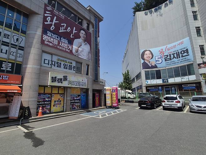 지난 14일 경기 평택 안중읍 한 건물에 국회의원 재보궐선거 평택갑 출마 후보자들의 대형 현수막이 걸려 있다. 사진=김도윤 기자