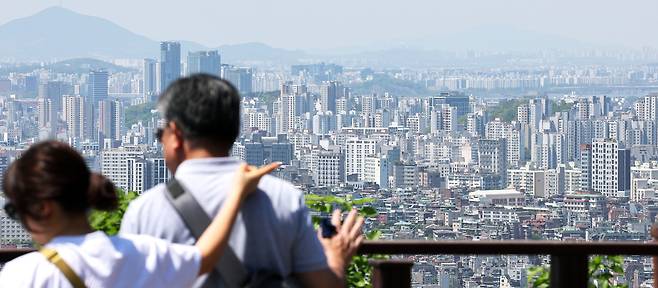 서울 남산에서 바라본 도심 곳곳에 아파트가 빼곡한 모습. <연합>