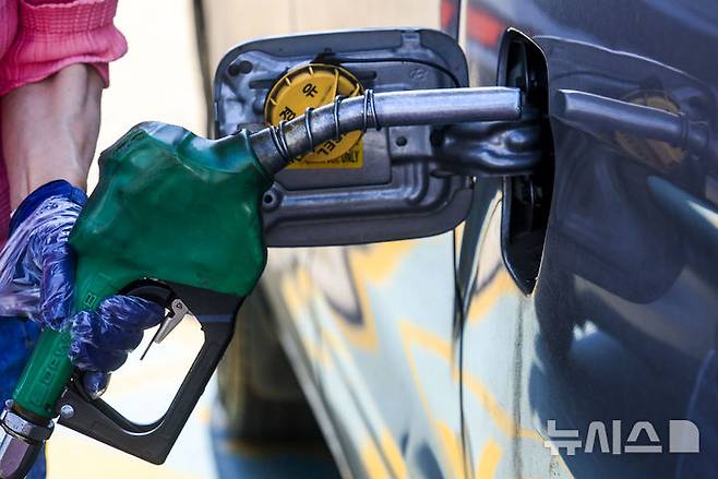 [서울=뉴시스] 15일(현지 시간) 야후파이낸스에 따르면 미국 서부텍사스산원유(WTI) 선물은 이날 4% 상승해 배럴당 105달러를 웃돌며 거래를 마쳤다. 사진은 지난 6일 서울 서초구 만남의광장 주유소를 찾은 운전자들이 주유를 하고 있다. 2026.05.16.