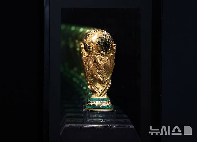 [서울=뉴시스] 배훈식 기자 = 코카-콜라 '오리지널 FIFA 월드컵™ 트로피'가 일반에 공개된 17일 오전 서울 용산구 CGV 용산아이파크몰에 트로피가 전시돼 있다. 2026.01.17. dahora83@newsis.com