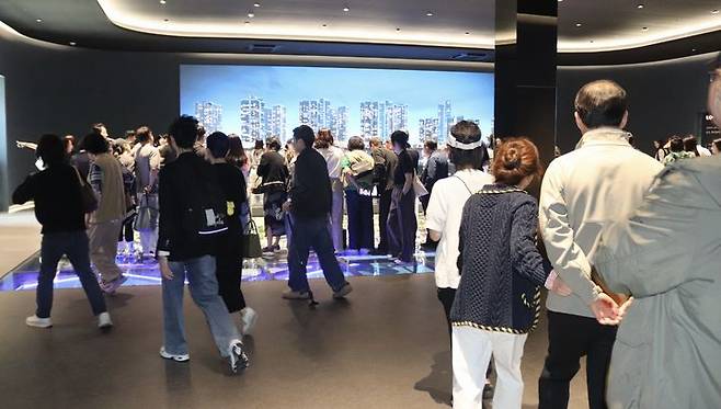 [인천=뉴시스] '더샵 송도 그란테르' 견본주택에 몰린 인파 *재판매 및 DB 금지