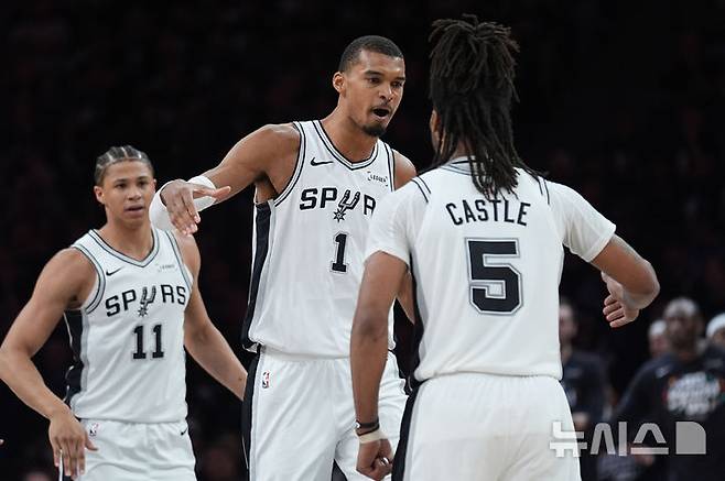 [미니애폴리스=AP/뉴시스] 미국프로농구(NBA) 샌안토니오 스퍼스의 빅토르 웸반야마. 2026.05.15.