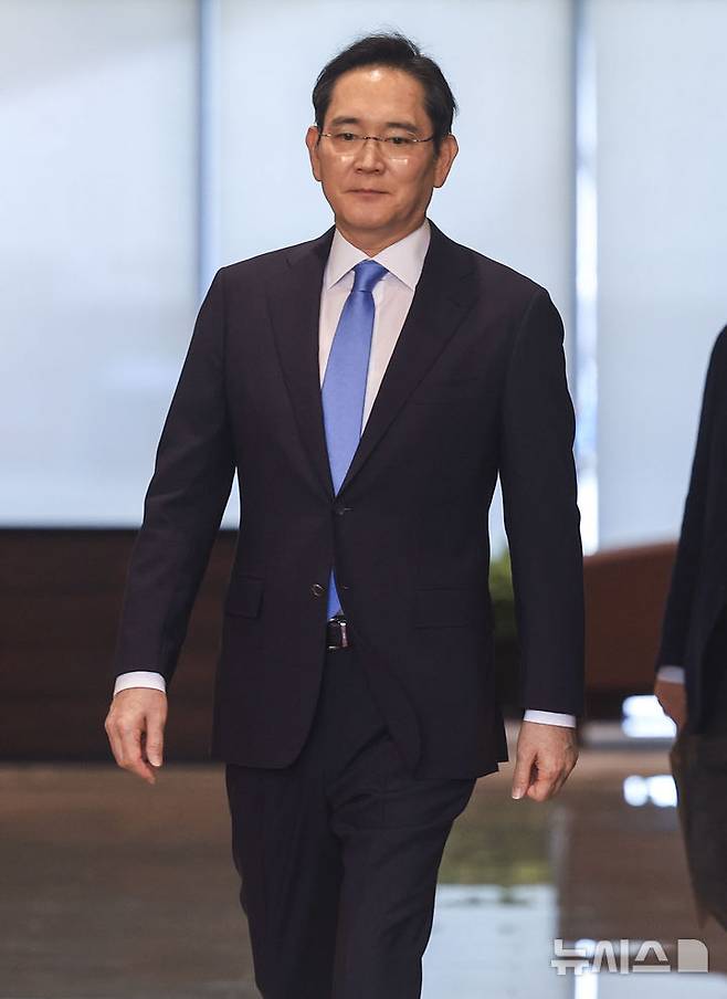 [서울=뉴시스] 정병혁 기자 = 이재용 삼성전자 회장이 16일 서울 강서구 김포국제공항 비즈니스센터로 귀국하고 있다. 2026.05.16. jhope@newsis.com