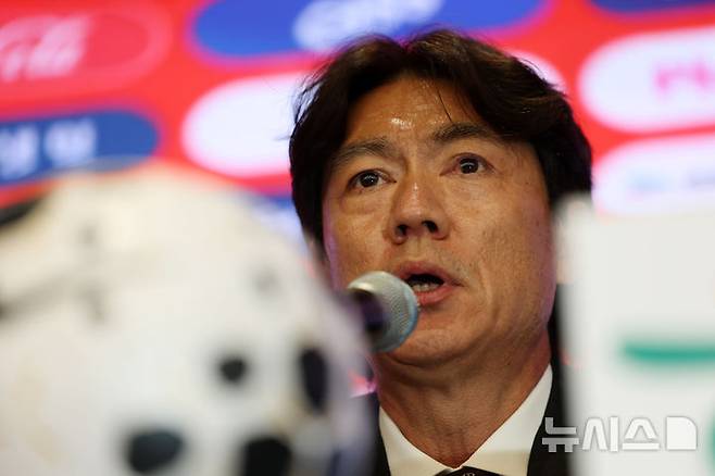 [서울=뉴시스] 김명년 기자 = 홍명보 대한민국 축구 국가대표팀 감독이 16일 오후 서울 종로구 KT 광화문 빌딩 웨스트에서 열린 2026 FIFA 북중미 월드컵 최종 명단 발표 기자회견에서 발언하고 있다. 2026.05.16. kmn@newsis.com