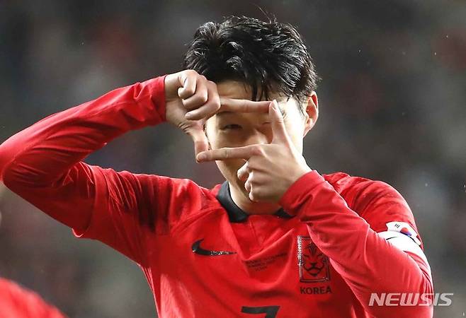[울산=뉴시스] 정병혁 기자 = 24일 오후 울산 남구 문수축구경기장에서 열린 하나은행 초청 축구 국가대표 평가전 대한민국과 콜롬비아의 경기, 대한민국 손흥민이 골을 넣은 뒤 세리머니를 하고 있다. 2023.03.24. jhope@newsis.com