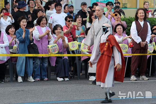 연등행렬 석가 로봇 스님 행진