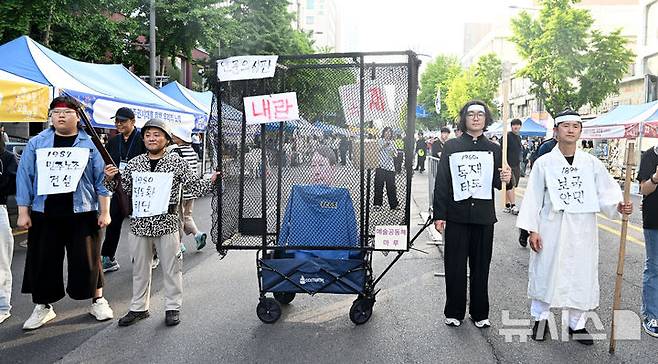 [광주=뉴시스] 이영주 기자 = 5·18민주화운동 46주기를 이틀 앞둔 16일 오후 광주 동구 금남로에서 열린 민주평화대행진에 참여한 시민들이 윤석열 전 대통령 모형을 철창에 가둔 채 이동하고 있다. 2026.05.16. leeyj2578@newsis.com