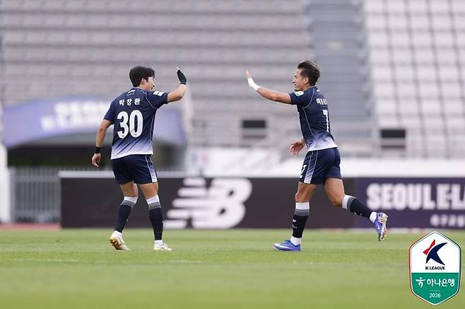 [서울=뉴시스] 프로축구 K리그2 서울 이랜드 FC의 박창환, 에울레르. (사진=한국프로축구연맹 제공) *재판매 및 DB 금지