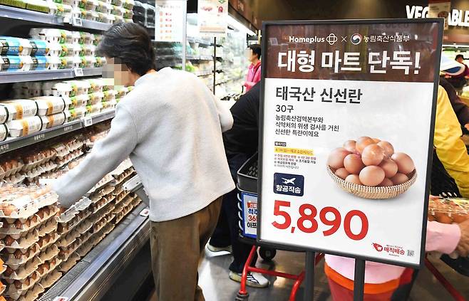 농림축산식품부는 6월 중 미국·태국산 신선달걀 112만개를 추가 수입할 계획이라고 14일 밝혔다. 이에 따라 올들어 6월까지 시장에 풀렸거나 풀릴 외국산 신선달걀은 1012만개에 달할 전망이다. 농식품부는 소비자 부담 완화를 위해 달걀 수급상황에 따라 추가 수입도 검토하겠다고 덧붙였다. 국내 한 대형마트에서 한 시민이 태국산 신선달걀을 살펴보고 있다. 홈플러스
