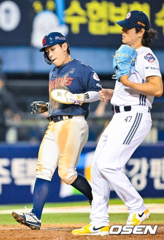 [OSEN=잠실, 민경훈 기자] 15일 서울 잠실야구장에서 ‘2026 신한 SOL Bank KBO리그’ 두산 베어스와 롯데 자이언츠의 경기가 열렸다.이날 두산은 곽빈, 롯데는 김진욱을 선발로 내세웠다.5회초 무사 주자 1,3루 롯데 레이예스 타석에서 포일을 틈타 롯데 황성빈이 홈을 밟고 있다. 2026.05.15 / rumi@osen.co.kr