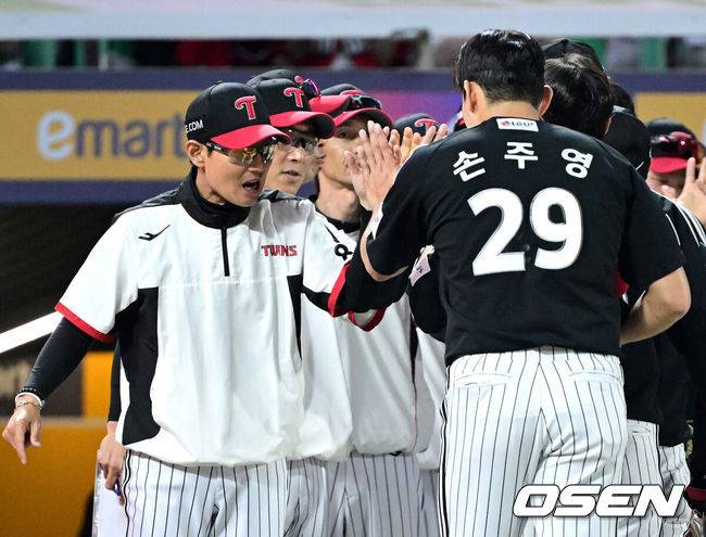 [OSEN=인천, 최규한 기자] 15일 인천 SSG랜더스필드에서 ‘2026 신한 SOL Bank KBO리그’ SSG 랜더스와 LG 트윈스의 경기가 열렸다.이날 경기는 접전 끝에 LG가 8-7 짜릿한 한 점 차 승리를 거뒀다.경기를 마치고 승리한 LG 염경엽 감독과 세이브를 거둔 손주영이 인사를 나누고 있다. 2026.05.15 / dreamer@osen.co.kr