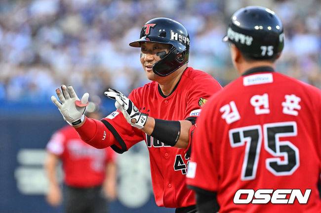 [OSEN=대구, 이석우 기자] 15일 대구삼성라이온즈파크에서 2026 신한 SOL KBO 리그 삼성 라이온즈와 KIA 타이거즈의 경기가 열렸다. 홈팀 삼성은 후라도가, 방문팀 KIA는 네일이 선발 출전했다. KIA 타이거즈 김태군이 2회초 1사 1,3루 우익수 오른쪽 1타점 안타를 치고 세리머니를 하고 있다. 2026.05.15 / foto0307@osen.co.kr
