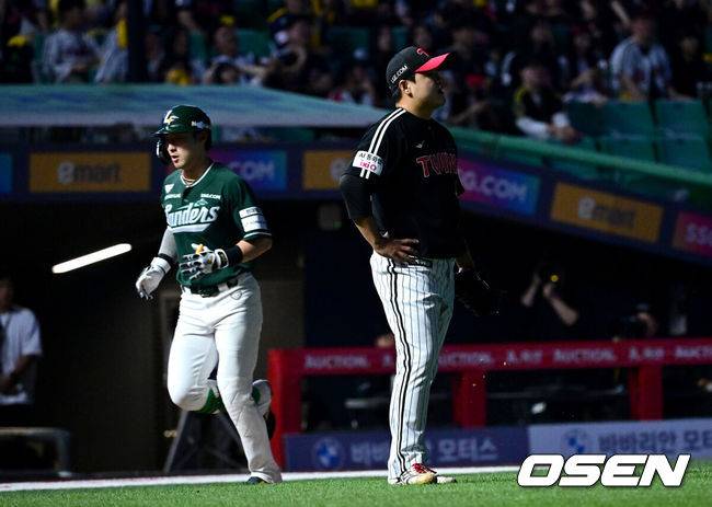 [OSEN=인천, 최규한 기자] 15일 인천 SSG랜더스필드에서 ‘2026 신한 SOL Bank KBO리그’ SSG 랜더스와 LG 트윈스의 경기가 열렸다.홈팀 SSG는 히라모토 긴지로, 방문팀 LG는 요니 치리노스를 선발로 내세웠다.8회말 1사 만루 상황 SSG 최지훈에게 동점 우중간 만루 홈런을 내준 LG 투수 장현식이 아쉬워하고 있다. 2026.05.15 / dreamer@osen.co.kr