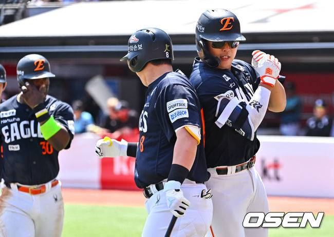 [OSEN=수원, 박준형 기자] 16일 오후 수원KT위즈파크에서 2026 신한 SOL KBO 리그 KT 위즈와 한화 이글스의 경기가 진행됐다.이날 경기에서 KT는 배제성을, 한화는 화이트를 선발투수로 내세웠다.1회초 1사 1,2루 한화 강백호가 선취 3점 홈런을 날리고 동료들의 축하를 받고 있다.   2026.05.16 / soul1014@osen.co.kr