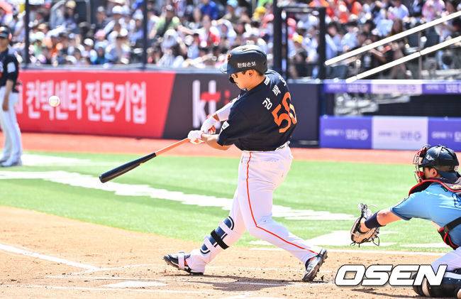 [OSEN=수원, 박준형 기자] 16일 오후 수원KT위즈파크에서 2026 신한 SOL KBO 리그 KT 위즈와 한화 이글스의 경기가 진행됐다.이날 경기에서 KT는 배제성을, 한화는 화이트를 선발투수로 내세웠다.1회초 1사 1,2루 한화 강백호가 선취 3점 홈런을 날리고 있다.   2026.05.16 / soul1014@osen.co.kr