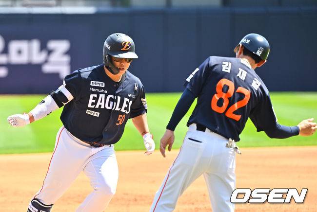 [OSEN=수원, 박준형 기자] 16일 오후 수원KT위즈파크에서 2026 신한 SOL KBO 리그 KT 위즈와 한화 이글스의 경기가 진행됐다.이날 경기에서 KT는 배제성을, 한화는 화이트를 선발투수로 내세웠다.1회초 1사 1,2루 한화 강백호가 선취 3점 홈런을 날리고 베이스를 돌고 있다.   2026.05.16 / soul1014@osen.co.kr