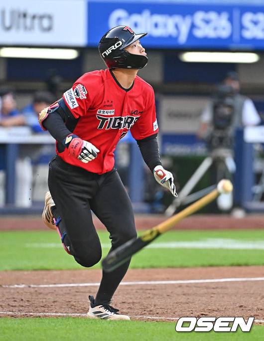 [OSEN=대구, 이석우 기자] 16일 대구삼성라이온즈파크에서 2026 신한 SOL KBO 리그 삼성 라이온즈와 KIA 타이거즈의 경기가 열렸다. 홈팀 삼성은 오러클린이, 방문팀 KIA는 이의리가 선발 출전했다. KIA 타이거즈 박재현이 6회초 무사 1루 우중월 동점 2점 홈런을 치고 있다. 2026.05.16 / foto0307@osen.co.kr