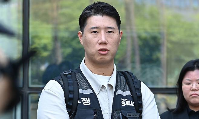 최승호 초기업노조 삼성전자지부 위원장이 지난 13일 경기 수원시 영통구 수원지방법원에서 열린 삼성전자 노조 위법 쟁의행위 금지 가처분 신청 2차 심문을 마친 뒤 취재진 질문에 답하고 있다. 뉴시스