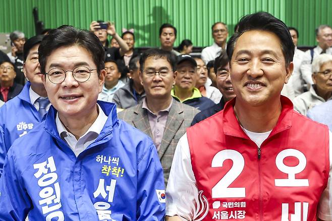 더불어민주당 정원오 서울시장 후보와 국민의힘 오세훈 서울시장 후보가 16일 서울 송파구 잠실실내체육관에서 열린 서울시민체육대축전 개막식에 참석해 자리에 앉아 있다. 뉴시스