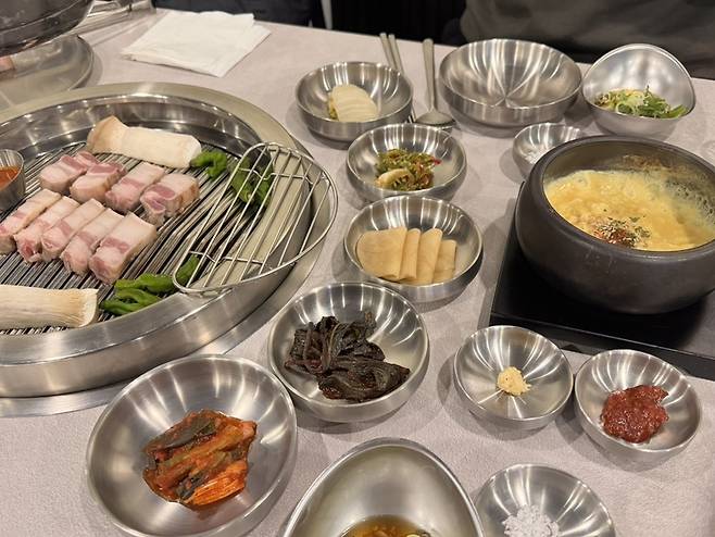 담육 돼지 반상.