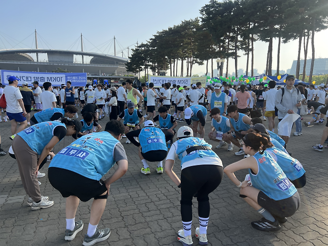 법무사들로 모인 ‘달리는 법무사’ 소속 회원 17명이 마라톤 시작 전 스트레칭을 하며 몸을 풀고 있다. 이지 수습기자