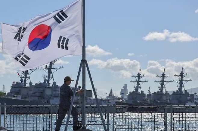 ‘2024 환태평양훈련’(림팩 ) 참가를 위해 미국 하와이 호놀룰루 진주만 히캄기지에 정박하고 있는 해군 이지스구축함 율곡이이함에서 한 장병이 함정 공개 행사를 준비하며 시설물을 점검하고 있다. 사진 제공=국방일보