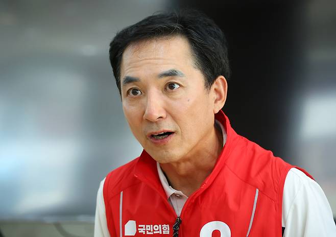 부산 북갑 국회의원 보궐선거에 출마한 국민의힘 박민식 후보가 지난 7일 부산 북구의 선거사무소에서 연합뉴스와 인터뷰를 하고 있다. 연합뉴스