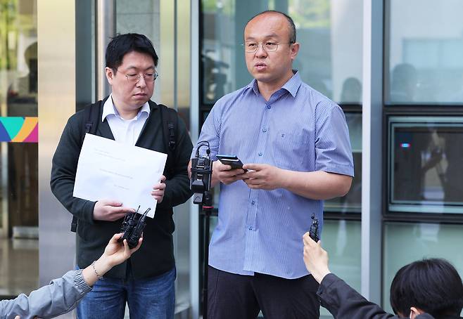 삼성전자가 노조를 상대로 제기한 위법 쟁의행위 금지 가처분 신청 두 번째 심문기일인 13일 경기도 수원시 영통구 수원지방법원에서 대한민국 주주운동본부 관계자들이 가처분 인용 탄원서를 제출하며 취재진 질문에 답하고 있다. 연합뉴스
