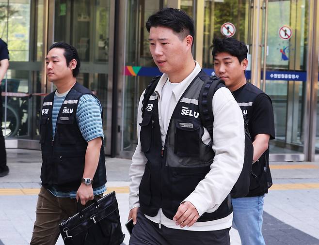 이달 13일 최승호 초기업노조 삼성전자지부 위원장이 경기도 수원시 영통구 수원지방법원에서 열린 삼성전자가 노조를 상대로 제기한 위법 쟁의행위 금지 가처분 신청 심문을 마치고 나오고 있다. 연합뉴스