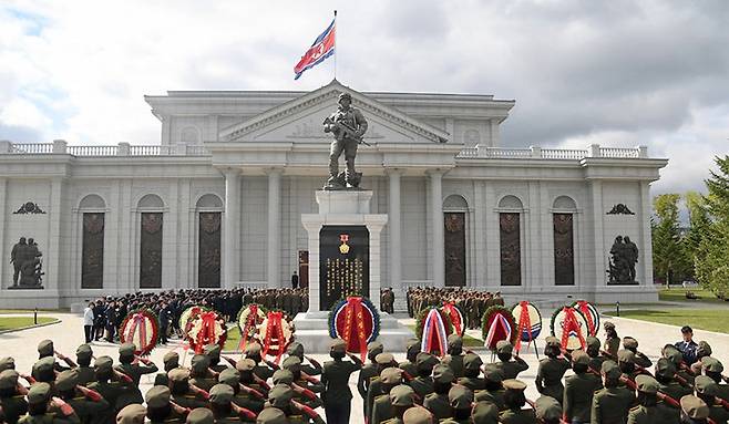 4월 29일 북한 평양 화성지구 해외군사작전 전투위훈기념관을 찾은 북한 군인들이 러시아 파병군으로 나섰던 참전 열사들을 기리는 행사에 참석하는 모습. 노동신문