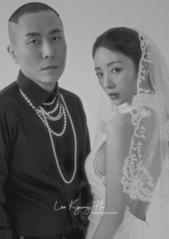 16일(오늘) 결혼식을 올리는 걸그룹 에이핑크 멤버 윤보미(오른쪽)와 프로듀서 라도 웨딩 화보. 사진  leekyungho_photograph 인스타그램 캡쳐