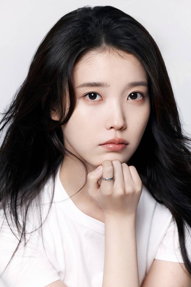 가수 겸 배우 아이유. 이담엔터테인먼트 제공