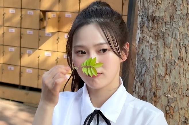 걸그룹 오마이걸의 멤버 효정의 디지털 싱글 ‘퍼플 노트’ 비주얼 샘플러의 한 장면. 사진 RBW, WM엔터테인먼트