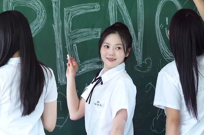 걸그룹 오마이걸의 멤버 효정의 디지털 싱글 ‘퍼플 노트’ 비주얼 샘플러의 한 장면. 사진 RBW, WM엔터테인먼트