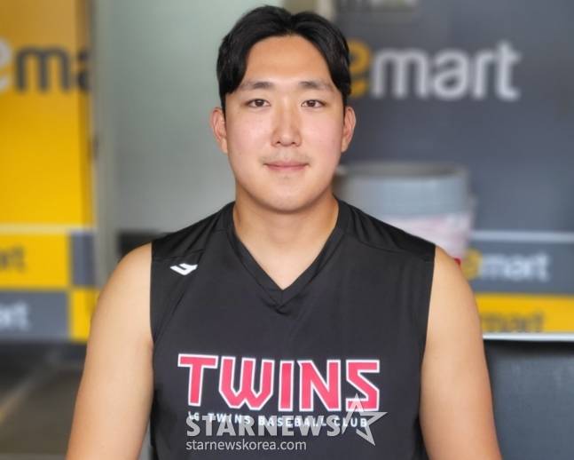 LG 트윈스 새 마무리 투수 손주영이 15일 SSG 랜더스전을 앞두고 취재진과 인터뷰를 하고 있다. /사진=안호근 기자