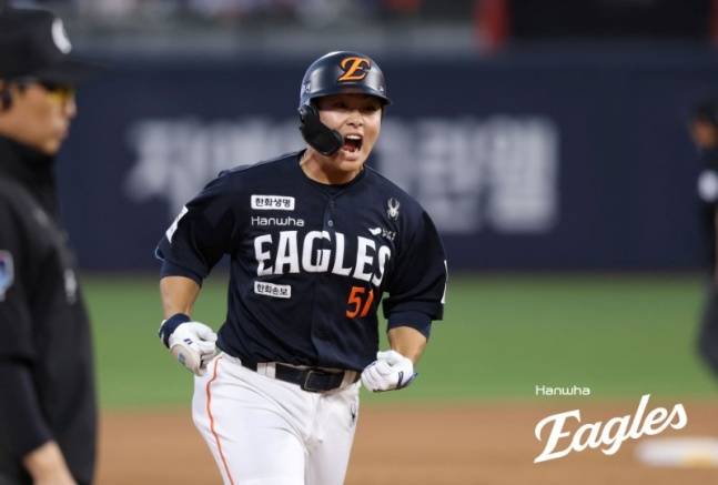 한화 문현빈이 15일 수원 KT전 4회초 1사 1루에서 우월 투런포를 날리고 세리머니했다. /사진=한화 이글스 제공