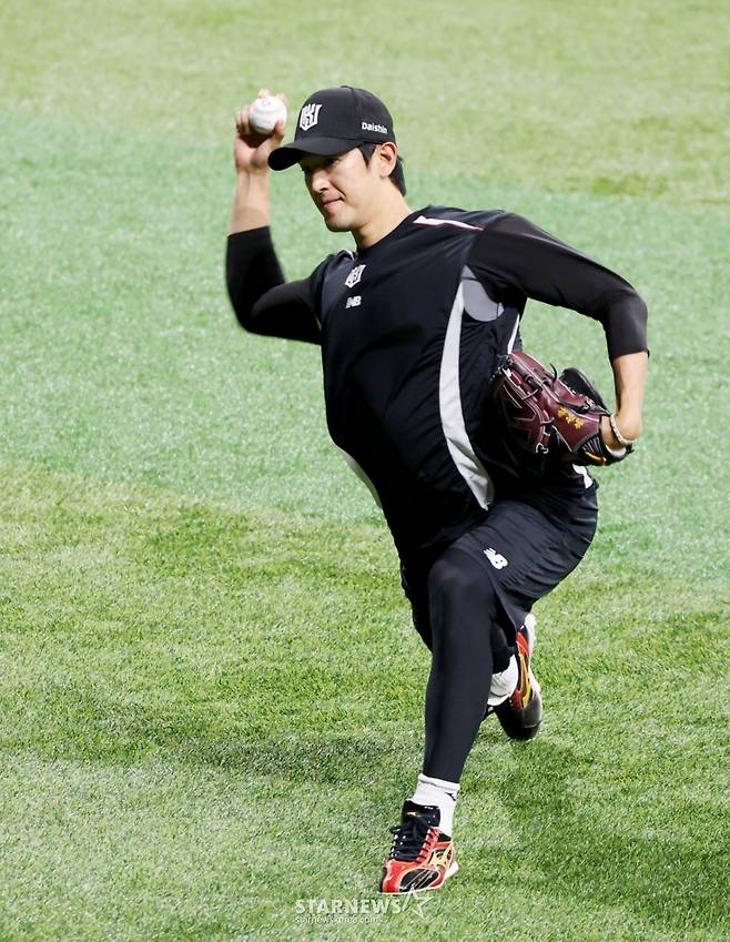 KT 선발투수 고영표가  8일 고척스카이돔에서 열리는 2026KBO리그 KT위즈와 키움히어로즈 경기에 앞서 외야에서 볼을 던지며 특유의 준비동작으로 몸을 풀고 있다.  2026.05.08. /사진=강영조 cameratalks@