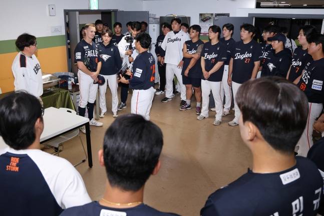 한화 외국인 투수 잭 쿠싱이 15일 대전 KT전이 끝난 뒤 선수단으로부터 선물을 받았다. /사진=한화 이글스 제공