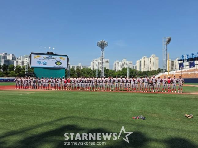 충암고 야구부가 16일 서울 목동야구장에서 열린 제80회 황금사자기 전국고교야구대회 결승전에서 대전고를 10-4로 꺾고 우승을 차지했다. /사진=김동윤 기자