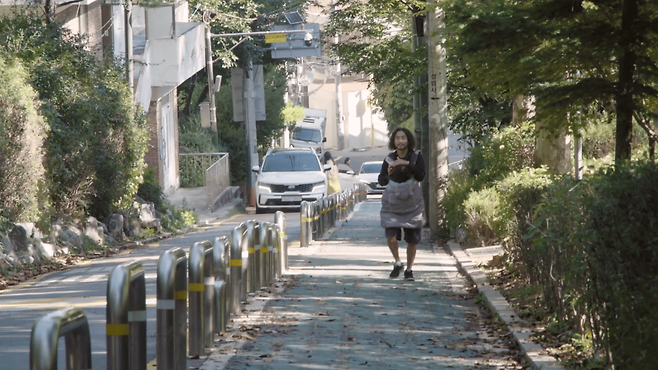 서울 마포구 성미산마을에서 사남매를 키우는 전업주부 아빠의 이야기를 다룬 다큐멘터리 영화 <반칙왕 몽키>의 한 장면. 스튜디오 그레인풀 제공