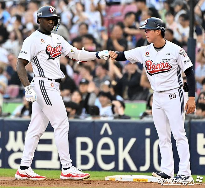 15일 오후 서울 송파구 잠실야구장에서 열린 '2026 신한 SOL Bank KBO리그' 롯데 자이언츠와 두산 베어스의 경기, 1회말 2사 2루 두산 카메론이 1타점 적시타를 날리고 있다. 엑스포츠뉴스 DB